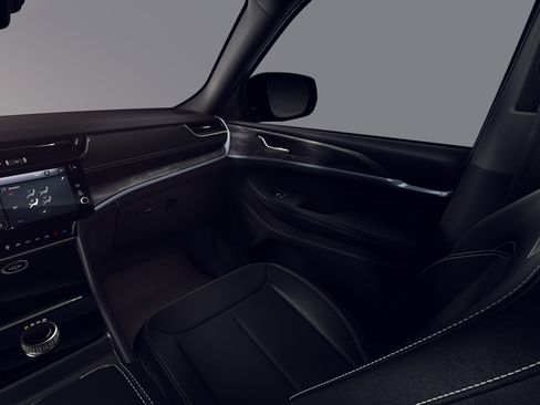 New 2026 Jeep Grand Cherokee Altitude RWD image 7