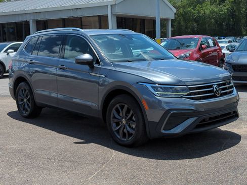 Used 2024 Volkswagen Tiguan SE FWD image 3