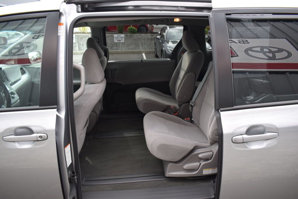 Certified 2016 Toyota Sienna LE FWD image 17