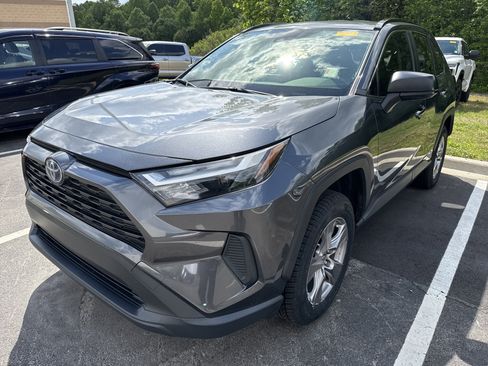 Used 2023 Toyota RAV4 LE AWD/4WD image 5