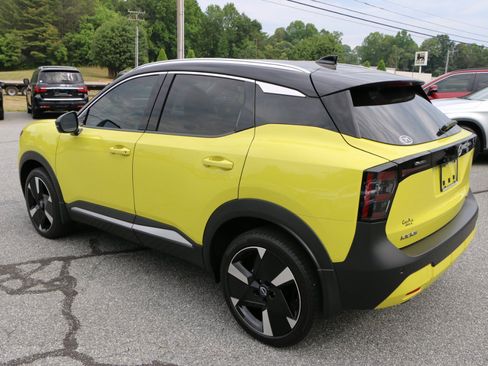 Used 2025 Nissan Kicks SR AWD/4WD image 3