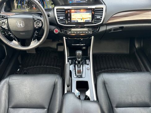 Used 2017 Honda Accord Touring image 10
