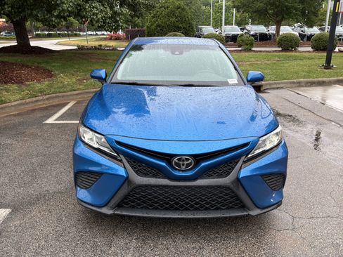 Used 2020 Toyota Camry SE w/ Convenience Package FWD image 3