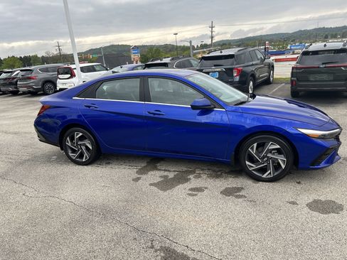 Used 2025 Hyundai Elantra SEL FWD image 5