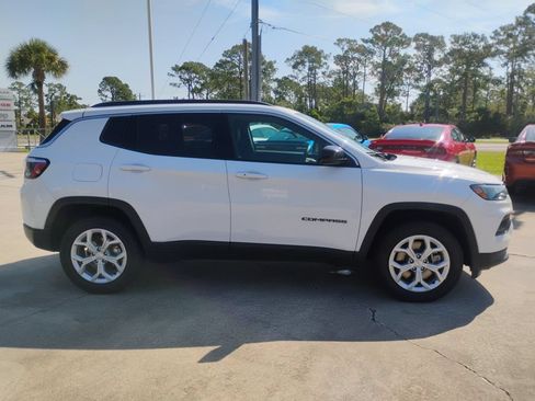 Used 2024 Jeep Compass Latitude AWD/4WD image 4