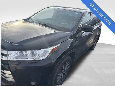 Used 2019 Toyota Highlander XLE image 2