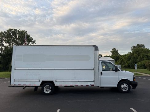 Used 2018 GMC Savana 3500 Extended w/ Driver Convenience Package RWD image 7