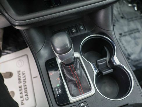 Used 2019 Toyota Highlander SE AWD/4WD image 13