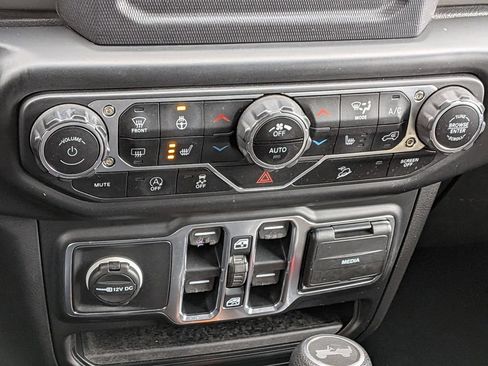 Used 2020 Jeep Wrangler Unlimited Sahara w/ Cold Weather Group AWD/4WD image 17