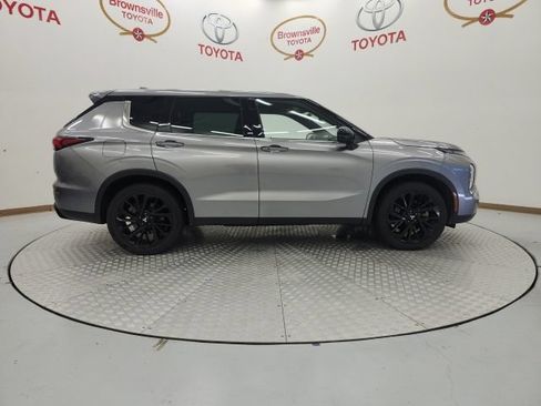 Used 2022 Mitsubishi Outlander SE FWD image 3