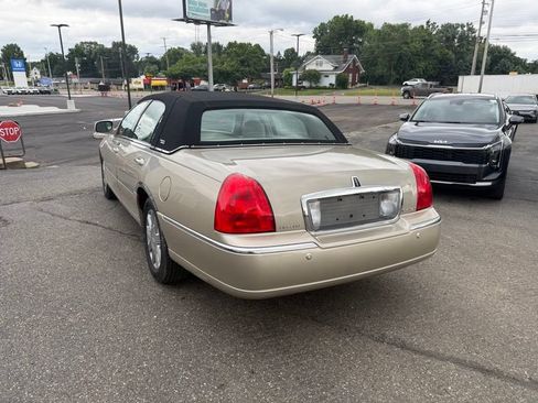 Used 2005 Lincoln Town Car Signature Limited RWD image 6