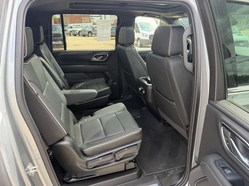 Used 2024 GMC Yukon XL SLT w/ SLT Premium Package AWD/4WD image 6