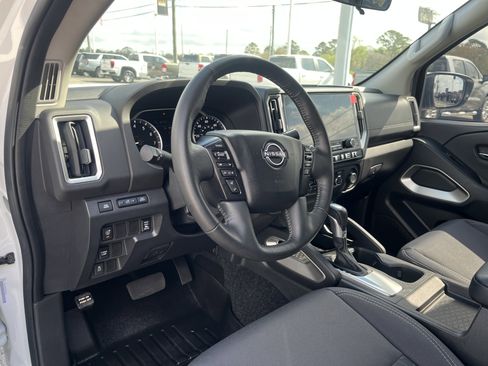 Used 2025 Nissan Frontier SV w/ SV Convenience Package image 15