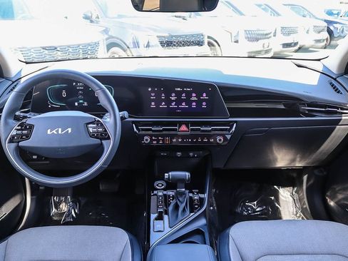 Certified 2025 Kia Niro FWD image 12
