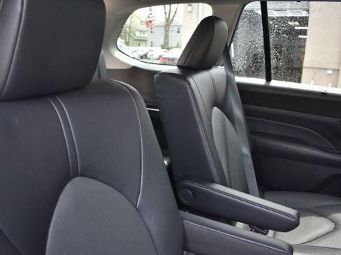 Used 2025 Toyota Grand Highlander FWD image 29