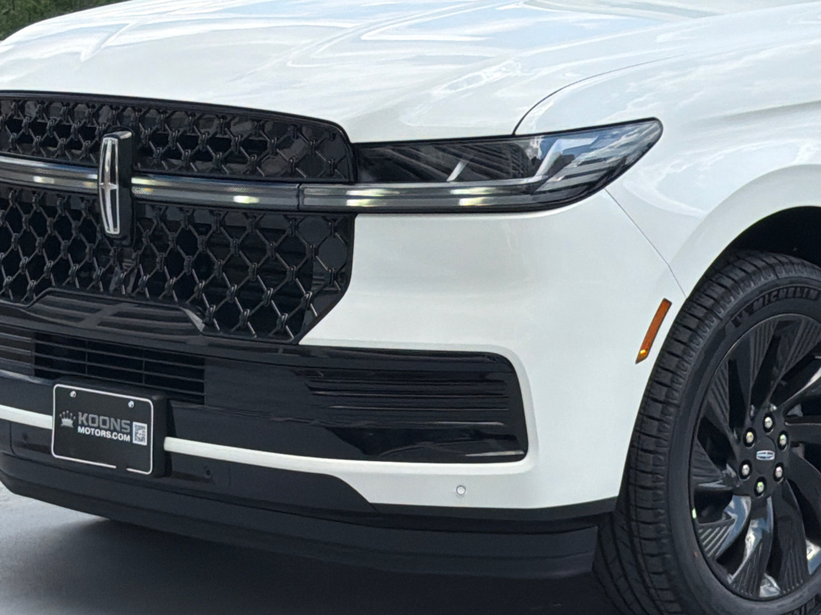 New 2026 Lincoln Navigator Reserve w/ Jet Appearance Package AWD/4WD image 2