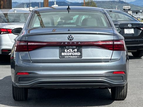 Used 2025 Volkswagen Jetta SE FWD image 5