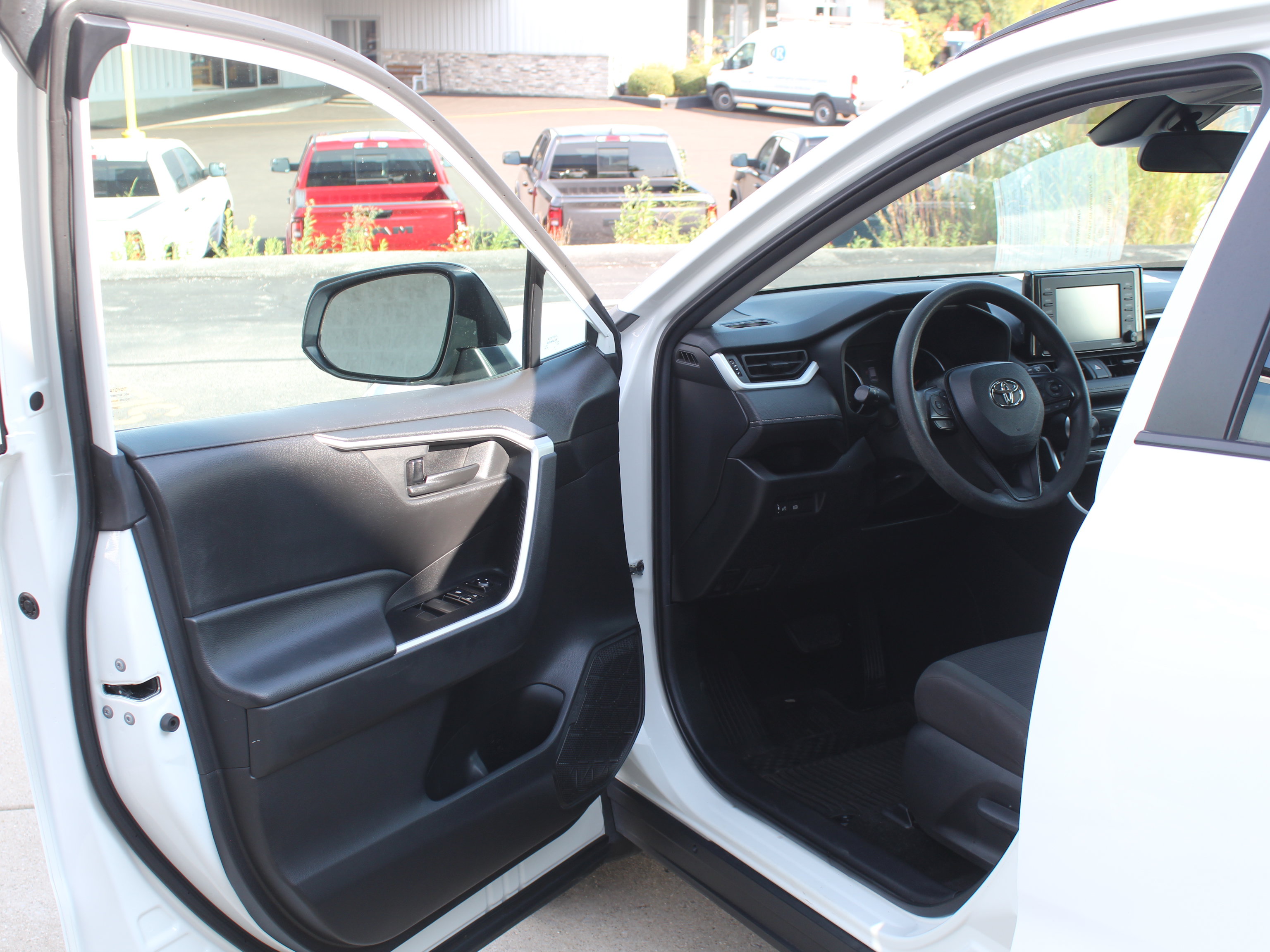 Used 2021 Toyota RAV4 LE AWD/4WD image 17