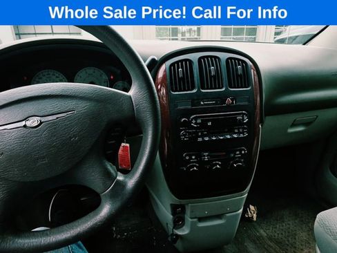 Used 2005 Chrysler Town & Country LX w/ Popular Equipment Group II FWD image 11