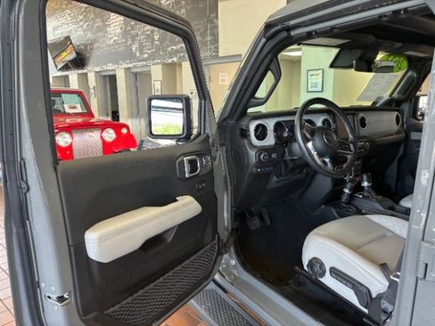 Used 2023 Jeep Wrangler Unlimited Sahara AWD/4WD image 15