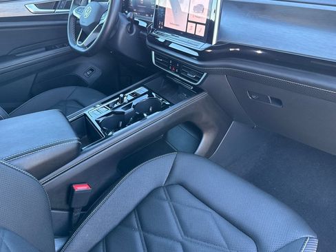 Used 2025 Volkswagen Atlas Cross Sport SE image 32