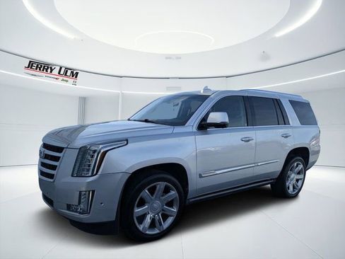 Used 2018 Cadillac Escalade Premium Luxury AWD/4WD image 7