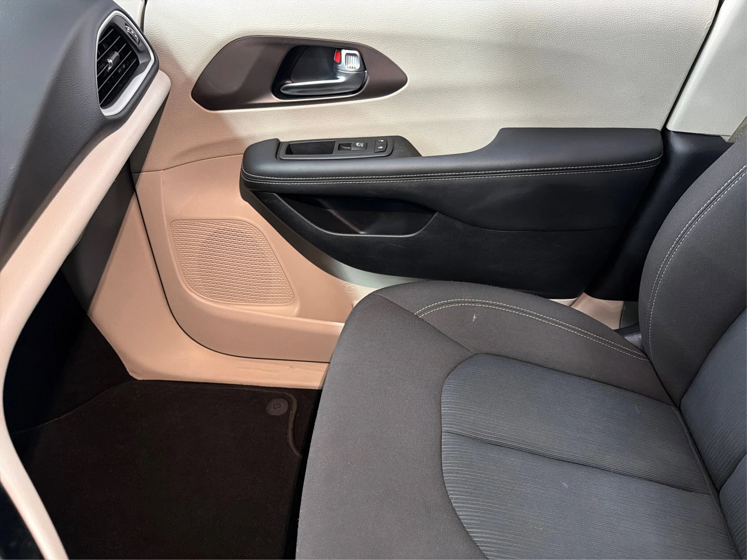 Used 2023 Chrysler Voyager LX FWD image 35