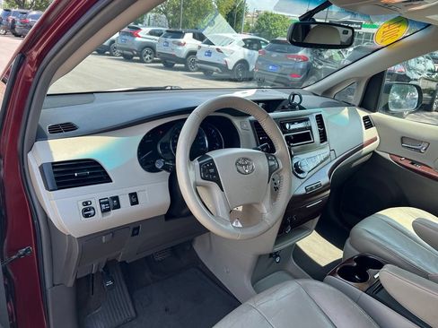Used 2014 Toyota Sienna XLE FWD image 17