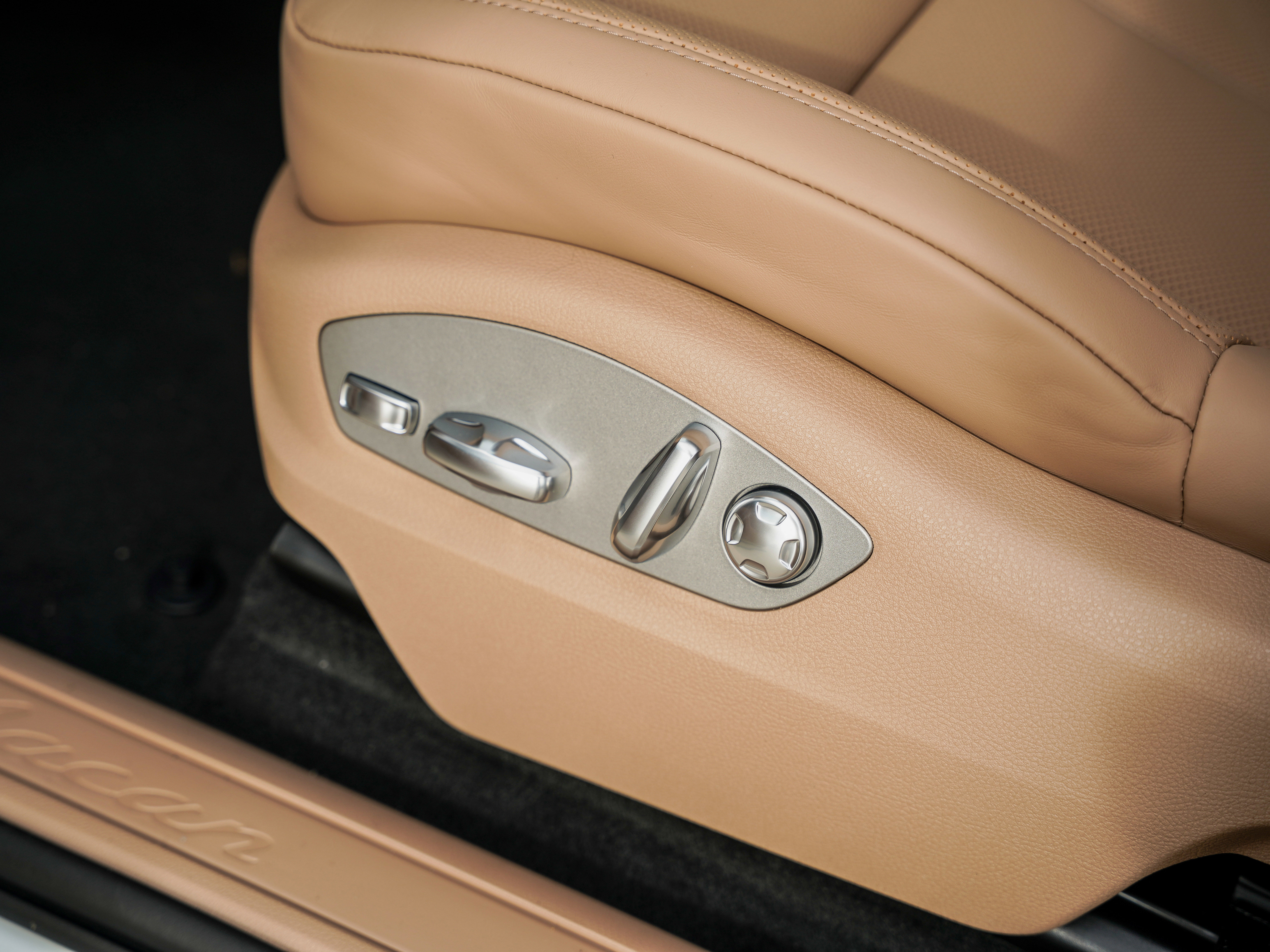 Certified 2026 Porsche Macan AWD/4WD image 17