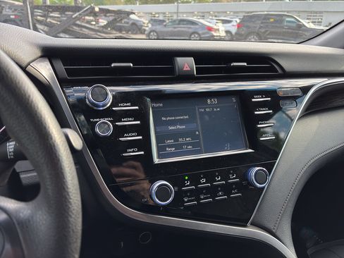 Used 2018 Toyota Camry LE image 10