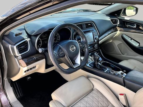 Used 2017 Nissan Maxima Platinum w/ Interior Lighting Package FWD image 17