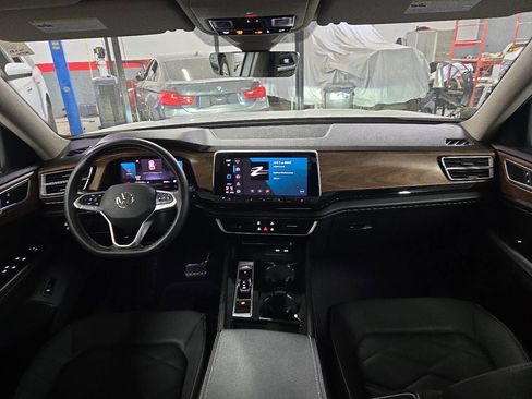 Used 2024 Volkswagen Atlas SE image 29