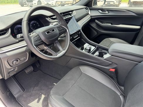 New 2025 Jeep Grand Cherokee Altitude image 11