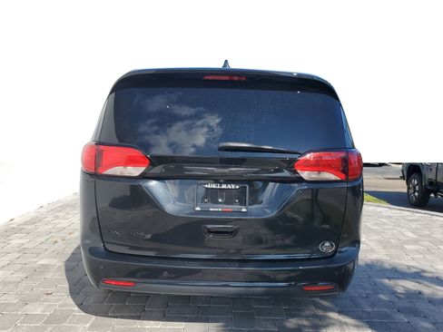 Used 2020 Chrysler Pacifica Touring w/ S Appearance Package image 5