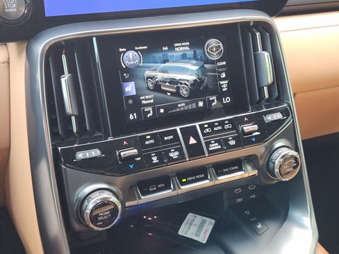 New 2026 Lexus LX 600 4WD w/ Premium Package image 11