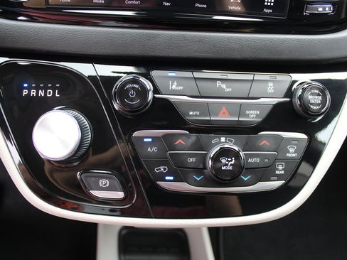 Used 2024 Chrysler Pacifica Select image 35