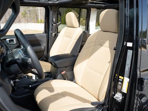 Used 2023 Jeep Wrangler Sahara image 15