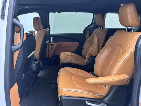 Certified 2022 Chrysler Pacifica Pinnacle AWD/4WD image 13