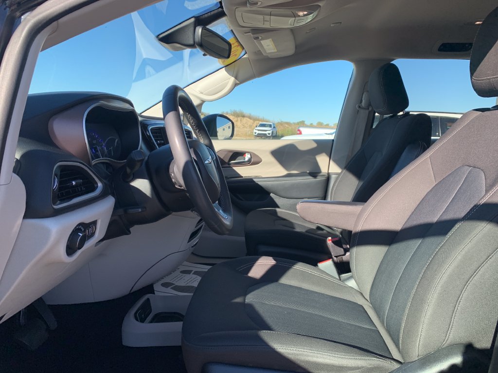 Used 2023 Chrysler Voyager LX FWD image 15