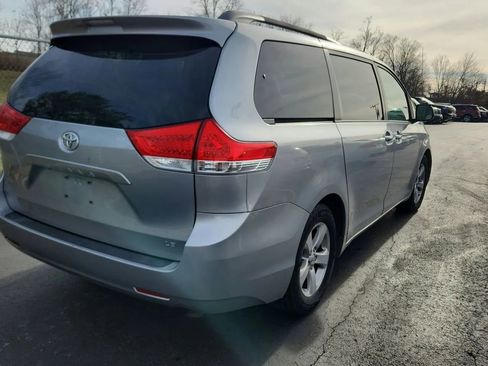 Used 2014 Toyota Sienna LE image 2