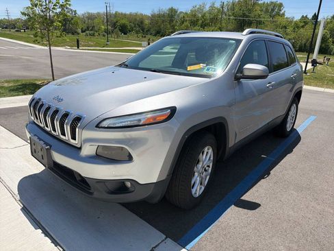 Used 2016 Jeep Cherokee Latitude w/ Cold Weather Group AWD/4WD image 1