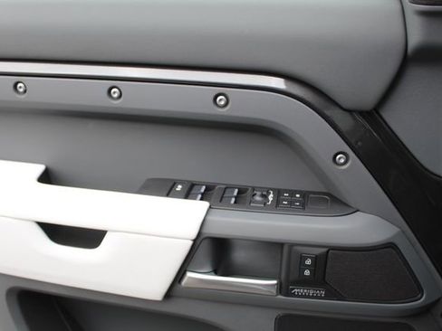 New 2026 Land Rover Defender 110 X-Dynamic SE image 17