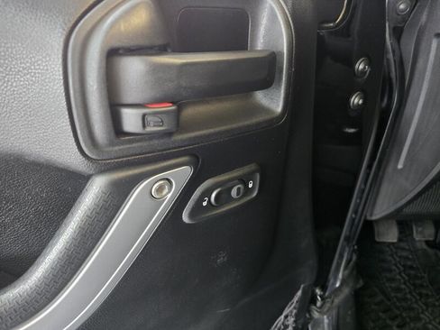 Used 2013 Jeep Wrangler Unlimited Sahara w/ Connectivity Group AWD/4WD image 13