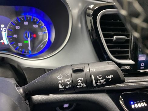 Used 2025 Chrysler Pacifica Limited FWD image 45
