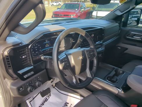 Used 2025 Chevrolet Silverado 2500 ZR2 w/ Technology Package image 10