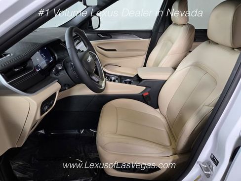 Used 2024 Jeep Grand Cherokee Limited w/ Luxury Tech Group II AWD/4WD image 13