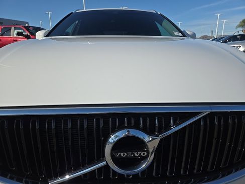 Used 2021 Volvo XC60 T5 Momentum w/ Premium Package image 5