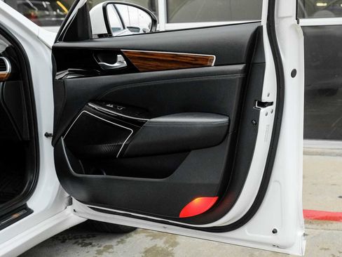 Used 2019 Kia Cadenza Premium image 47