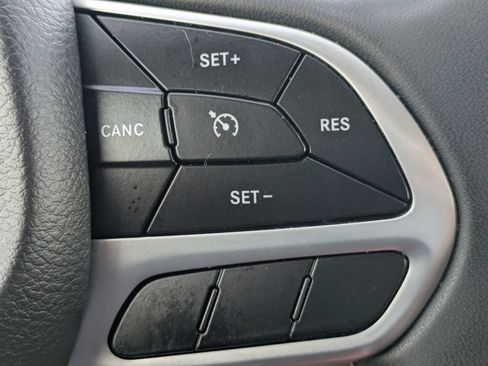 Used 2023 Chrysler Voyager LX FWD image 27