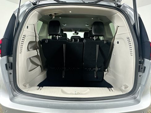 Used 2023 Chrysler Pacifica Touring-L FWD image 28